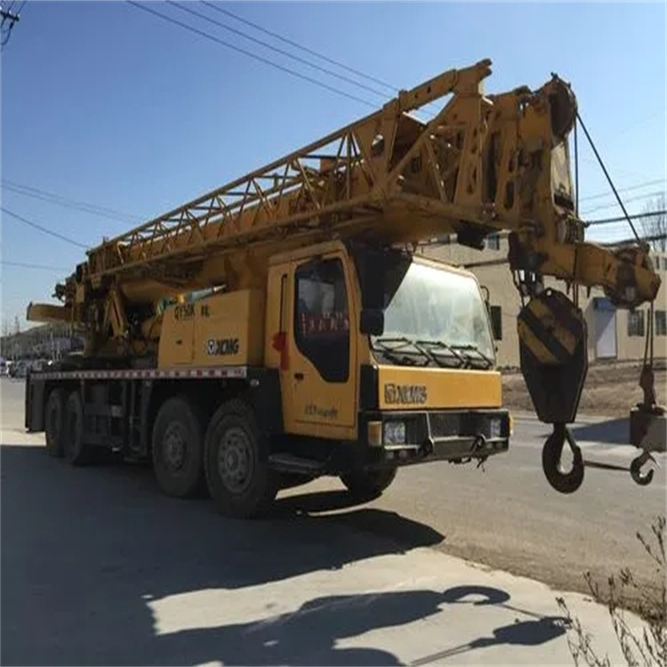 诸城吊车吊挖机吊哪里比较安全